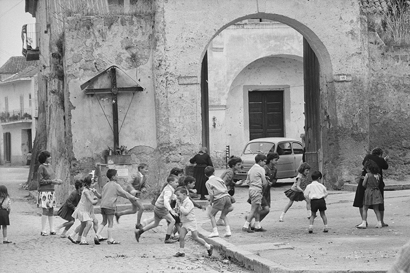 <p>Pia Zanetti, Albanova, 30 km nördlich von Neapel, Italien. Das Dorf mit der höchsten Mordrate Europas, 1965</p>